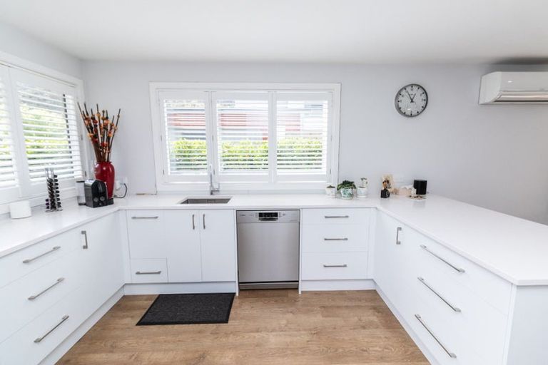 Photo of property in 92 Silverstream Road, Crofton Downs, Wellington, 6035