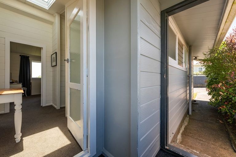 Photo of property in 15 Dunmail Way, Newlands, Wellington, 6037