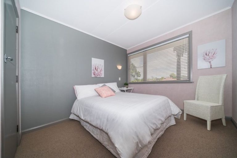 Photo of property in 17 Swansea Street, Hokowhitu, Palmerston North, 4410