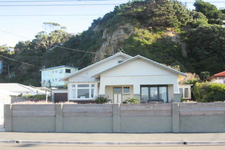 Photo of property in 79 Marine Parade, Seatoun, Wellington, 6022