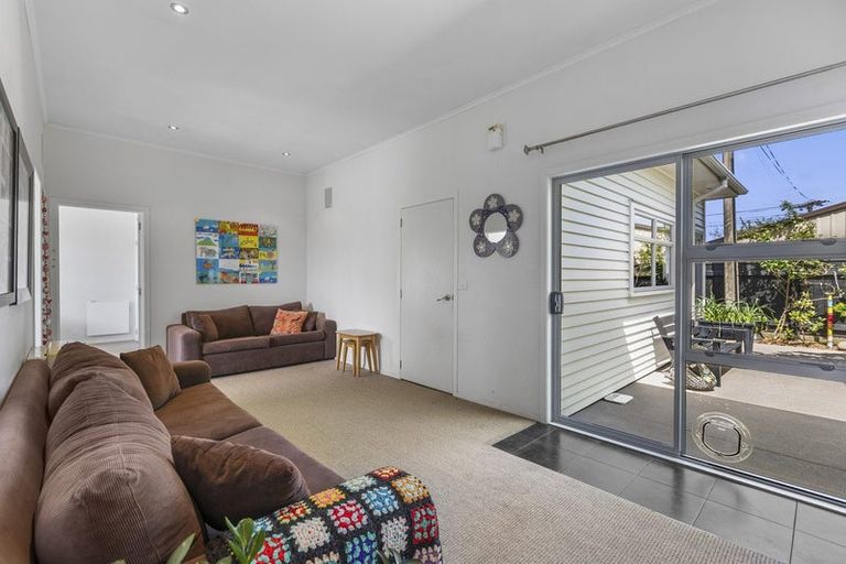 Photo of property in 8 Blenheim Place, Vogeltown, New Plymouth, 4310