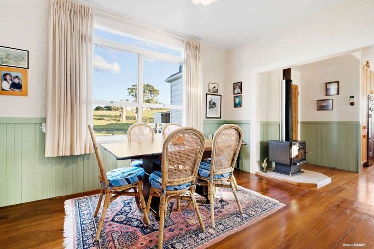 Photo of property in 290 Waitakere Road, Taupaki, 0782