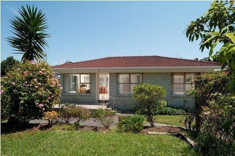 Photo of property in 2/35 Knightsbridge Drive, Forrest Hill, Auckland, 0620