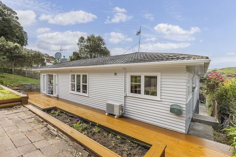 Photo of property in 9 Lane Crescent, Tawa, Wellington, 5028