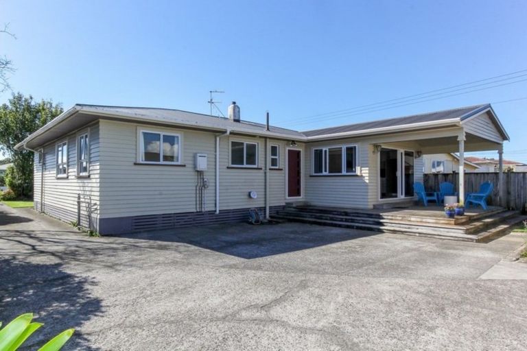 Photo of property in 11 Truby King Street, Merrilands, New Plymouth, 4312