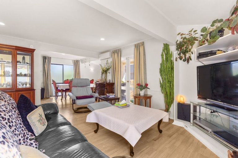 Photo of property in 6 Orinda Close, Botany Downs, Auckland, 2010