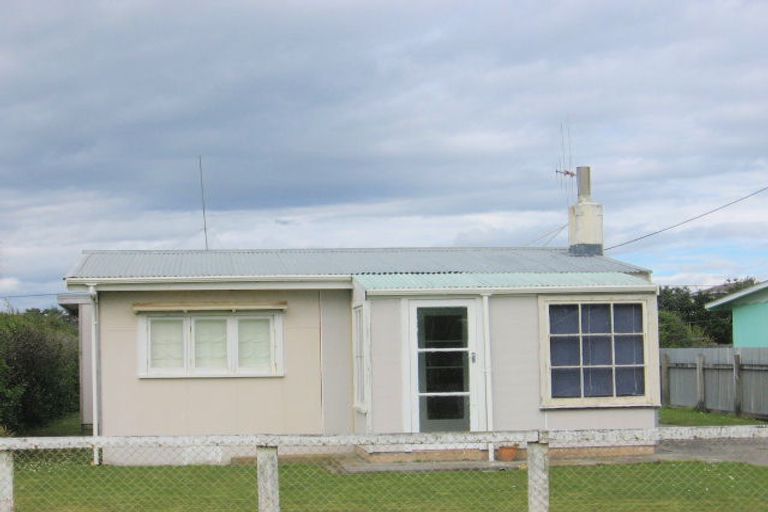 Photo of property in 10 Dewe Terrace, Foxton Beach, Foxton, 4815