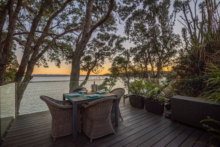 Photo of property in 36 Queen Street, Northcote Point, Auckland, 0627