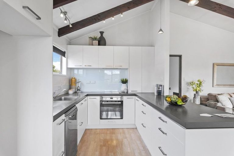 Photo of property in 2/10 Pierce Road, Milford, Auckland, 0620