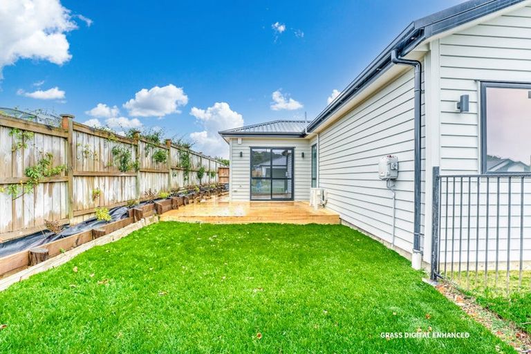 Photo of property in 11 Lewis Younie Road, Kumeu, 0810