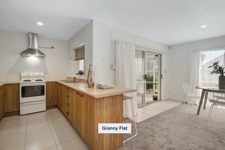 Photo of property in 12 Mandeville Place, Unsworth Heights, Auckland, 0632