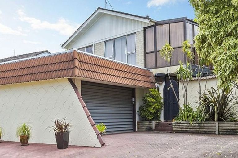 Photo of property in 8 Megan Avenue, Pakuranga Heights, Auckland, 2010