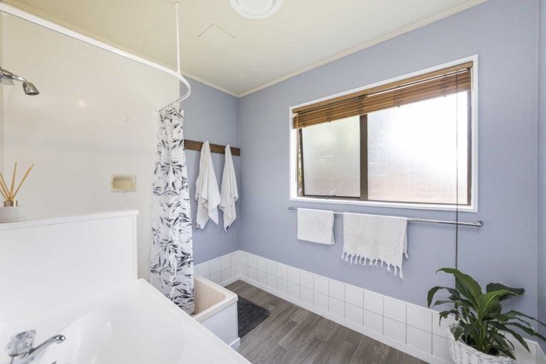 Photo of property in 2 Chatsworth Place, Highbury, Palmerston North, 4412