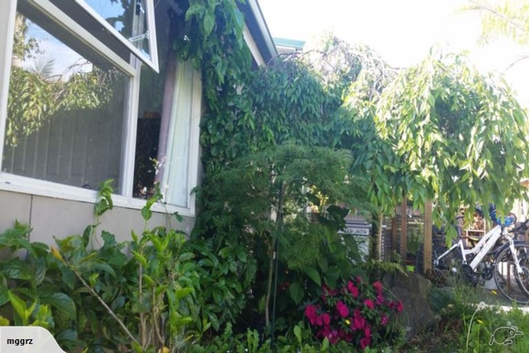 Photo of property in 1/4 Tawa Road, Te Atatu Peninsula, Auckland, 0610