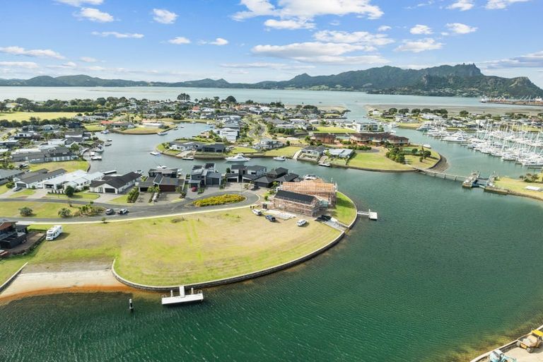 Photo of property in 62 Waitemata Drive, One Tree Point, 0118