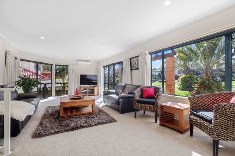 Photo of property in 3 Margaret Henry Crescent, Oteha, Auckland, 0632