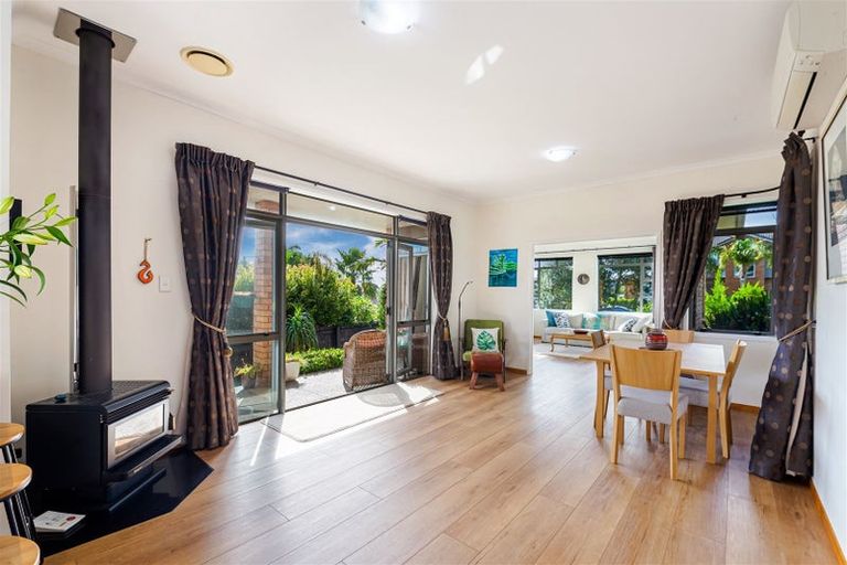 Photo of property in 10 Seamount Drive, Red Beach, 0932