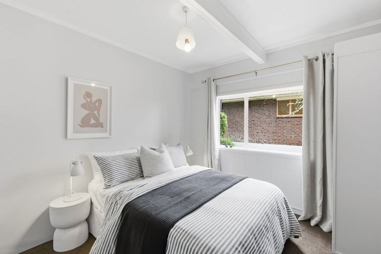 Photo of property in 2/12 Mahuta Grove, Northcote, Auckland, 0627
