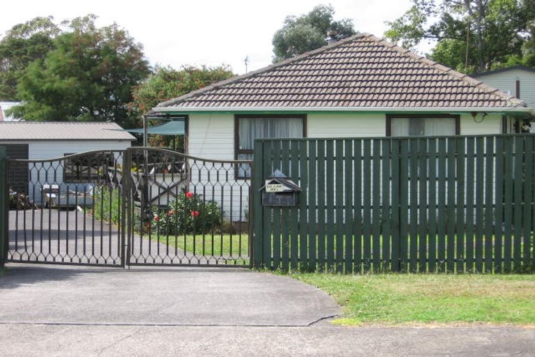 Photo of property in 10 Vardon Road, Green Bay, Auckland, 0604
