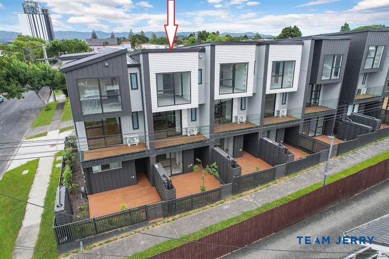 Photo of property in 2/26 Buscomb Avenue, Henderson, Auckland, 0610