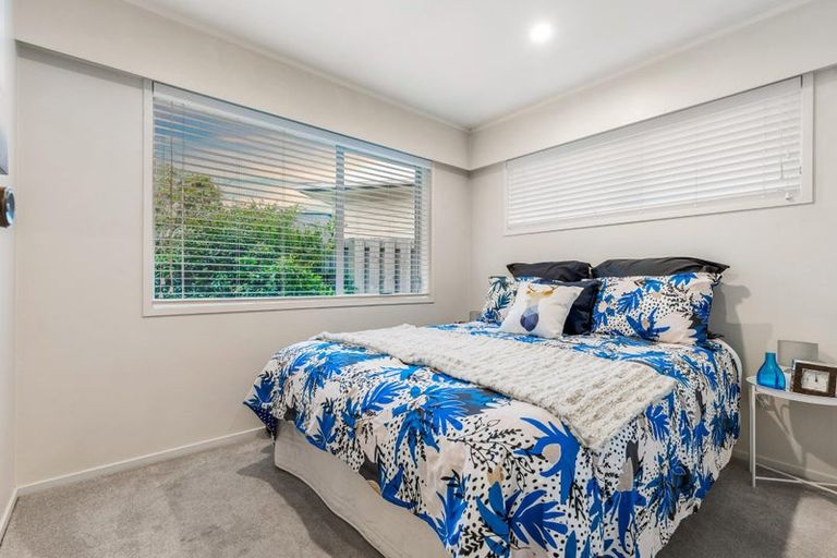 Photo of property in 2/7 Ian Place, Glendene, Auckland, 0602
