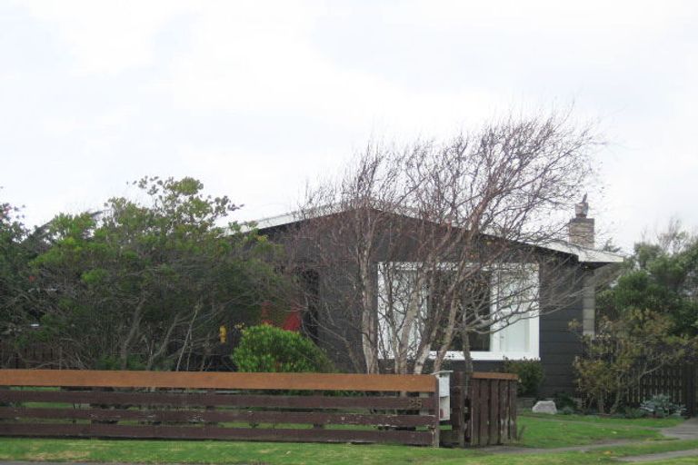 Photo of property in 25 Bahama Crescent, Paraparaumu Beach, Paraparaumu, 5032