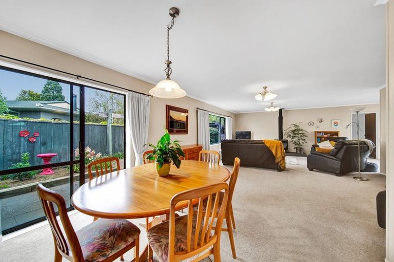 Photo of property in 19 John Guthrie Place, Merrilands, New Plymouth, 4312