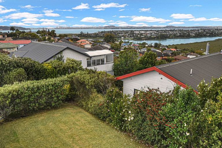 Photo of property in 105 Luckens Road, West Harbour, Auckland, 0618