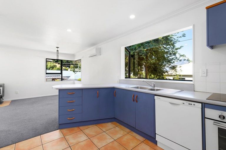 Photo of property in 2a Wye Place, Fernhill, Queenstown, 9300
