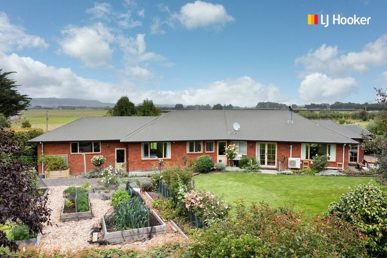 Photo of property in 16 Woodside Road, Woodside, Outram, 9073