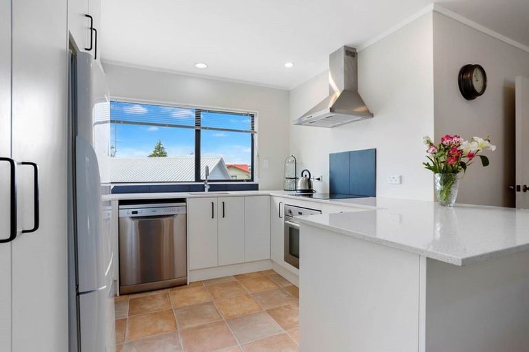 Photo of property in 6 Thalia Place, Totara Vale, Auckland, 0629
