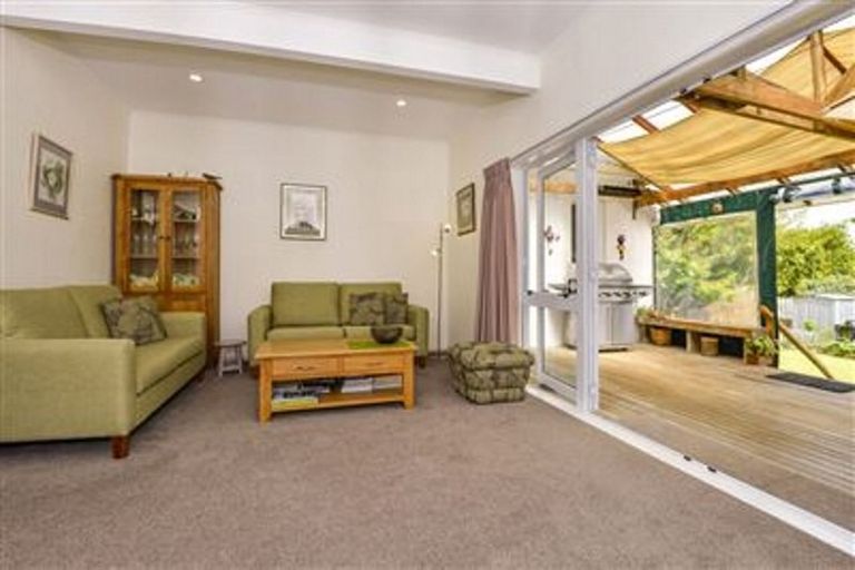 Photo of property in 11 Otakau Road, Milford, Auckland, 0620