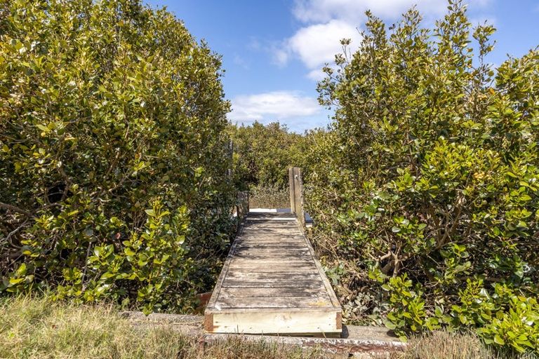 Photo of property in 2 Wharf Road, Te Atatu Peninsula, Auckland, 0610