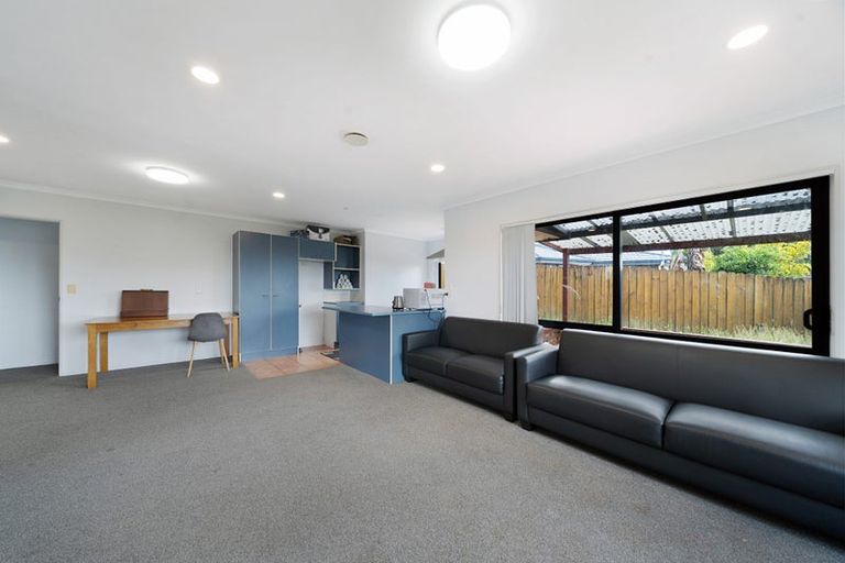 Photo of property in 18 Plumstead Rise, Glen Eden, Auckland, 0602