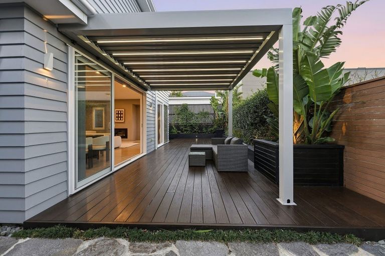 Photo of property in 17a Lake Pupuke Drive, Takapuna, Auckland, 0622