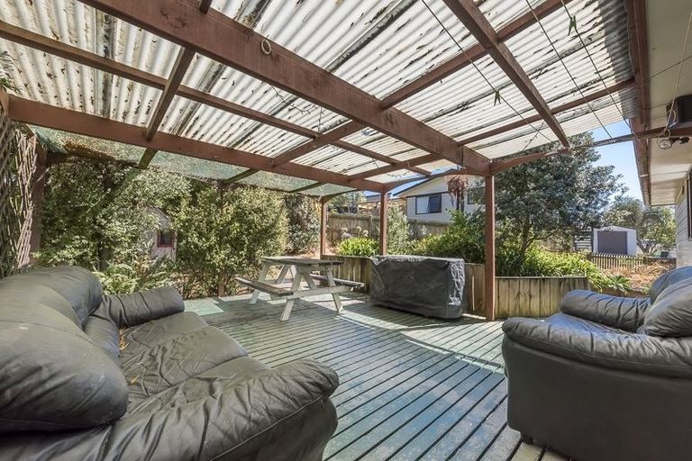 Photo of property in 4 Kayle Glen, West Harbour, Auckland, 0618