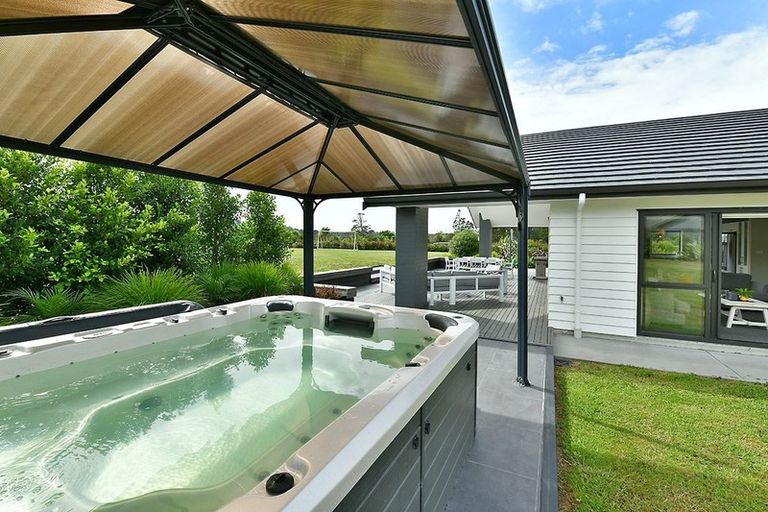 Photo of property in 4 Loretta Place, Red Beach, 0932