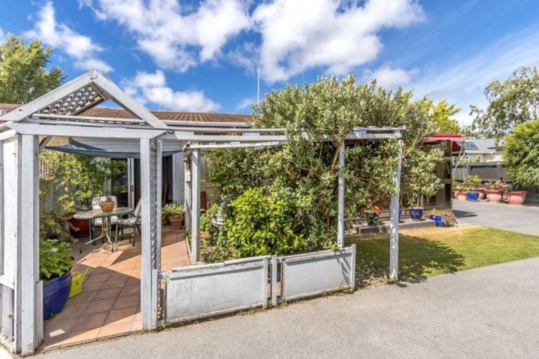 Photo of property in 2/10 Karen Lane, Beckenham, Christchurch, 8023