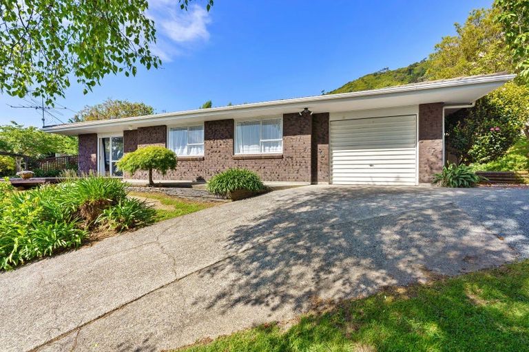 Photo of property in 61 Kakariki Grove, Waikanae, 5036
