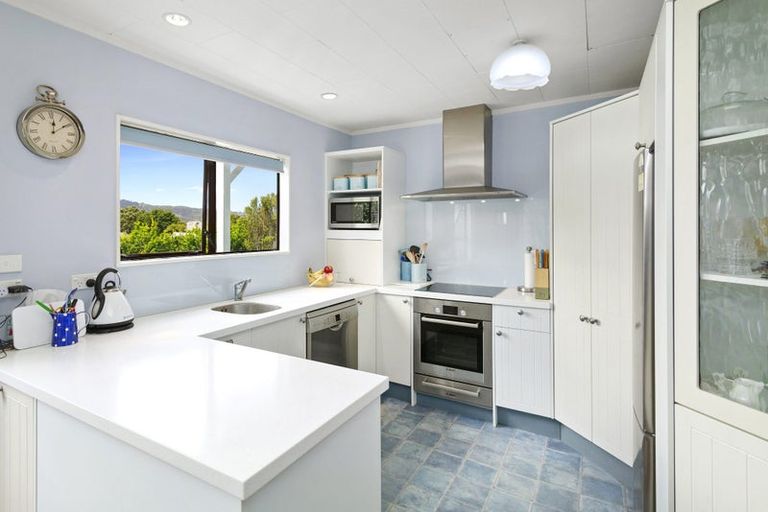 Photo of property in 6 Westra View, Tawa, Wellington, 5028