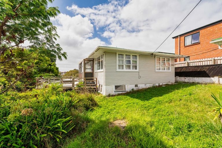 Photo of property in 84 Awaroa Road, Sunnyvale, Auckland, 0612