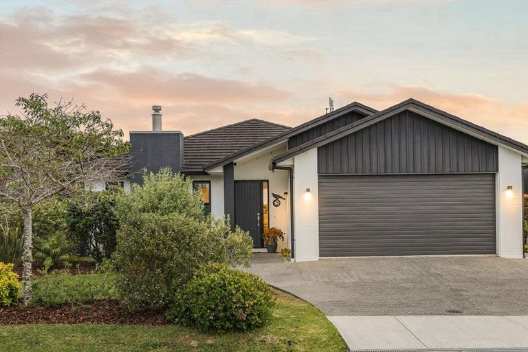 Photo of property in 18 Awanui Crescent, Matakana, 0985