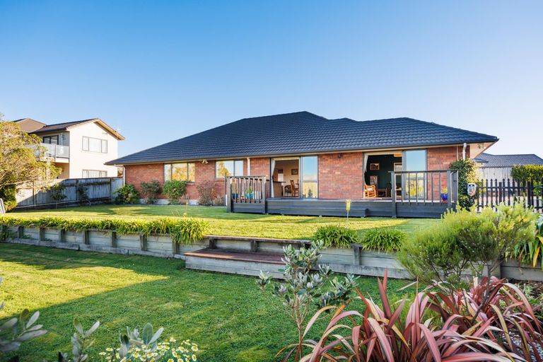 Photo of property in 12 Ron Place, Fitzherbert, Palmerston North, 4410