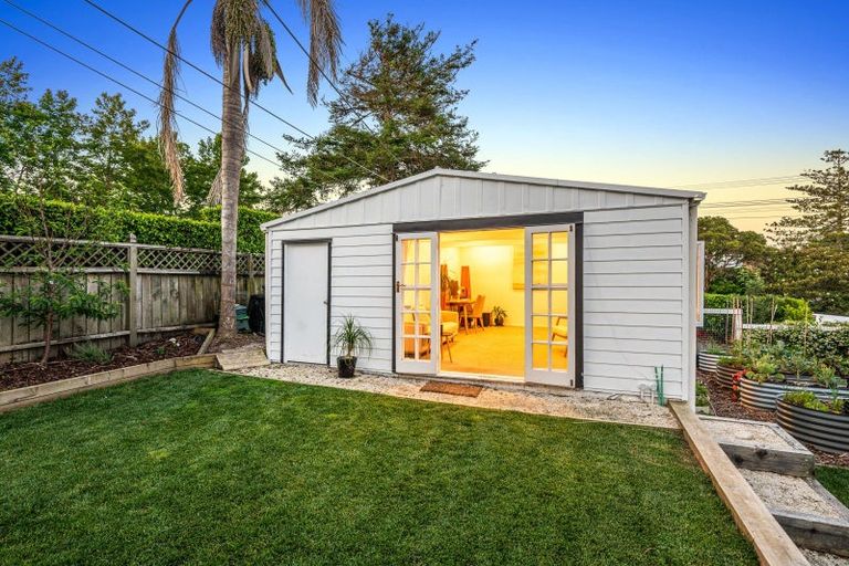 Photo of property in 5 Stanley Point Road, Stanley Point, Auckland, 0624