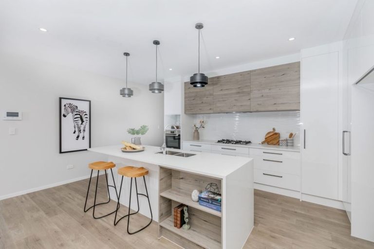 Photo of property in 16 Ropere Street, Kumeu, 0810