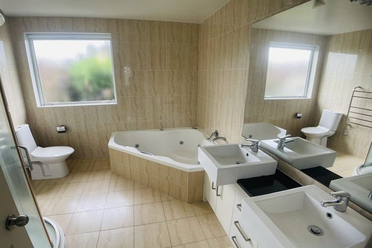 Photo of property in 1 Kenley Heights, Flat Bush, Auckland, 2016