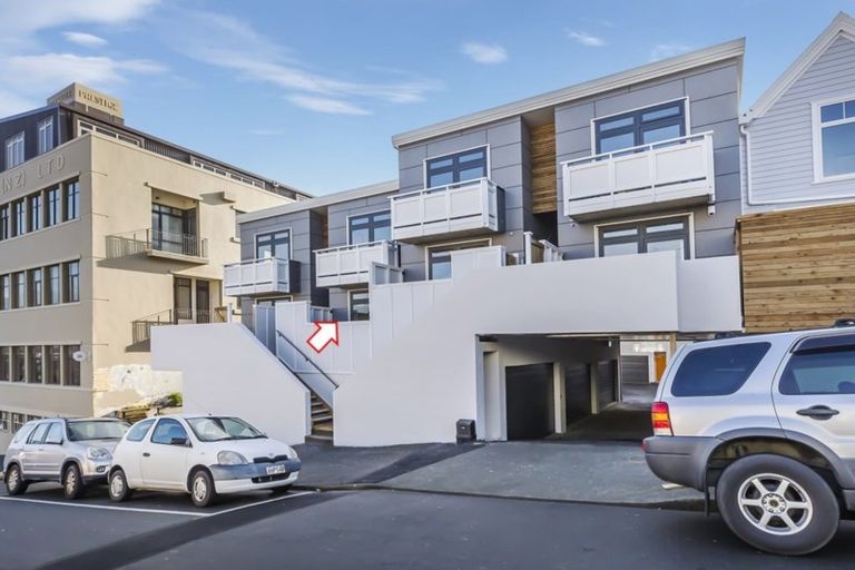 Photo of property in Pirie Street Townhouses, 2/35 Pirie Street, Mount Victoria, Wellington, 6011