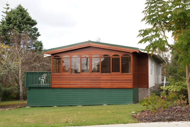 Photo of property in 33 Trelawn Place, Cockle Bay, Auckland, 2014