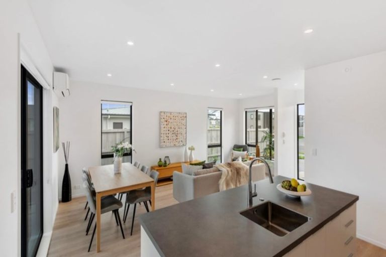 Photo of property in 36 Pepene Avenue, Takanini, 2112