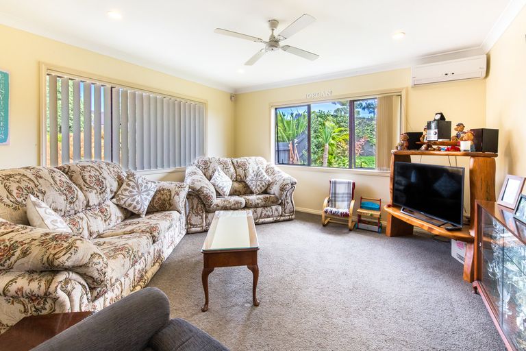 Photo of property in 84 Collingwood Road, Waiuku, 2123